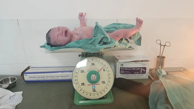 Bà mẹ 35 tuổi ở Hà Nội 'đẻ rớt' con 4kg ngay tại nhà gửi xe bệnh viện- Ảnh 1.