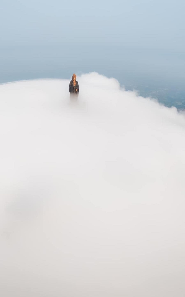 Ngỡ ngàng vẻ đẹp biển mây trắng tựa chốn bồng lai tiên cảnh trên Núi Bà Đen - Ảnh 3.