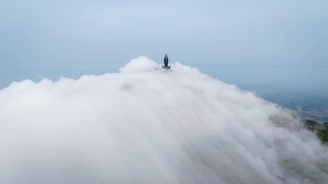 Ngỡ ngàng vẻ đẹp biển mây trắng tựa chốn bồng lai tiên cảnh trên Núi Bà Đen - Ảnh 4.