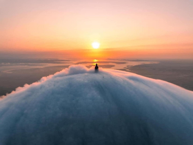 Ngỡ ngàng vẻ đẹp biển mây trắng tựa chốn bồng lai tiên cảnh trên Núi Bà Đen - Ảnh 2.