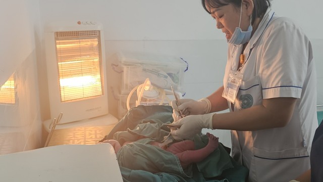 Bà mẹ 35 tuổi ở Hà Nội 'đẻ rớt' con 4kg ngay tại nhà gửi xe bệnh viện- Ảnh 4.