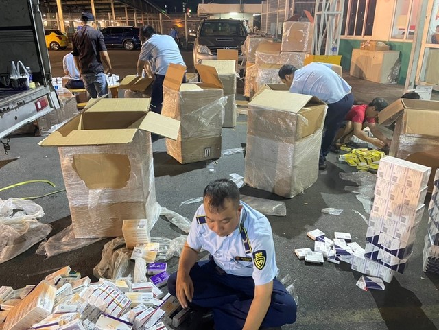 Khám xét đột xuất xe tải ở Sân bay Tân Sơn Nhất, thu giữ 18.000 hộp thuốc tân dược nhiều 'không' - Ảnh 2.