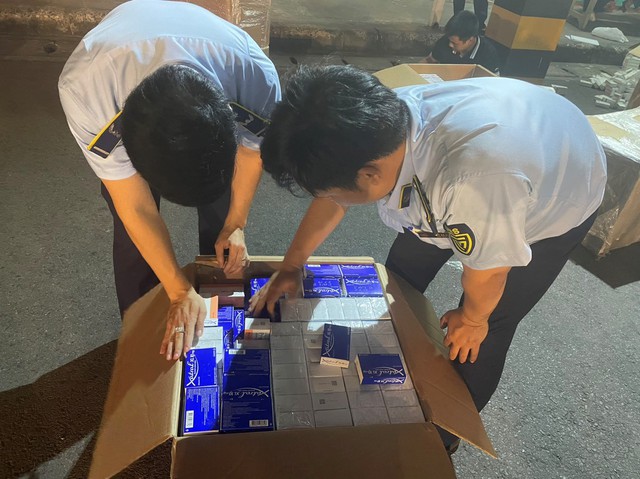 Khám xét đột xuất xe tải ở Sân bay Tân Sơn Nhất, thu giữ 18.000 hộp thuốc tân dược nhiều 'không' - Ảnh 3.
