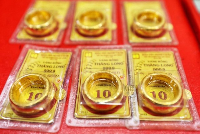 Cập nhật giá vàng: Vàng giảm gần 2 triệu trong buổi sáng, người mua lỗ nặng - Ảnh 2.