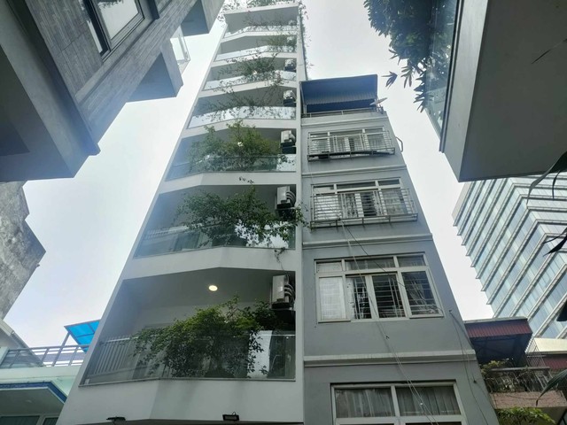 Sập mái kính nhà cao tầng khiến 4 người thương vong ở Hoàn Kiếm, Hà Nội - Ảnh 1.