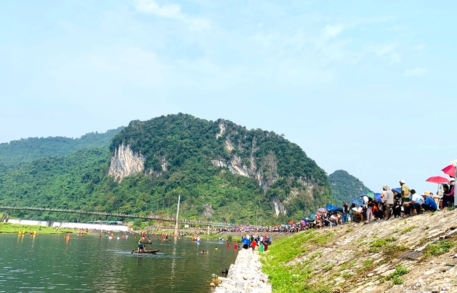 Nghệ An: Hàng nghìn người hào hứng tham gia lễ hội bắt cá trên sông Giăng- Ảnh 1.