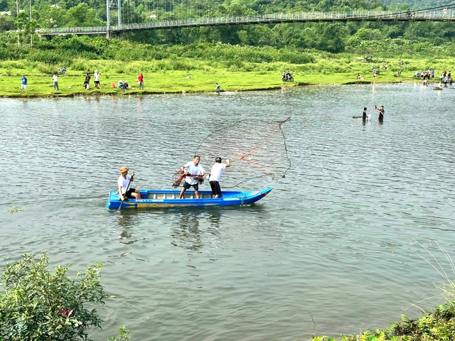 Nghệ An: Hàng nghìn người hào hứng tham gia lễ hội bắt cá trên sông Giăng- Ảnh 2.