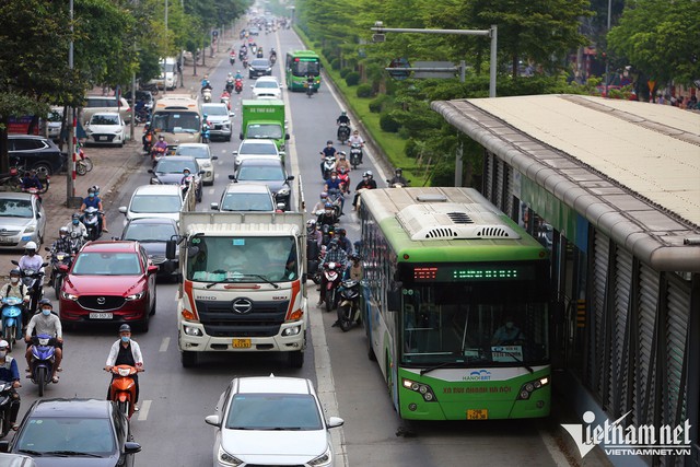Hà Nội sẽ thay tuyến buýt nhanh bằng đường sắt đô thị - Ảnh 2.
