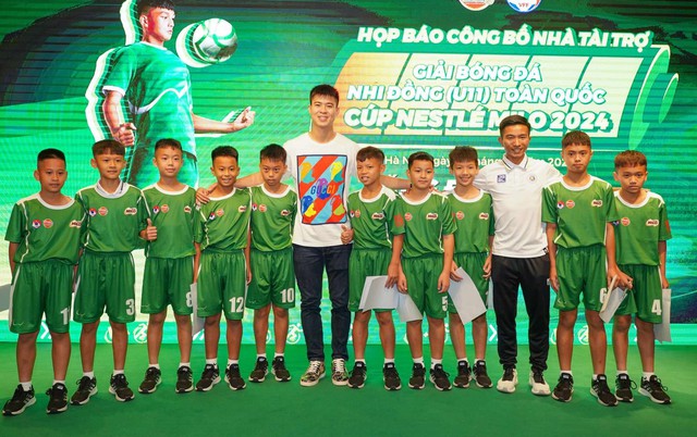 Duy Mạnh truyền cảm hứng đến các cầu thủ nhí tham dự Giải Bóng đá Nhi đồng (U11) toàn quốc 2024- Ảnh 1.
