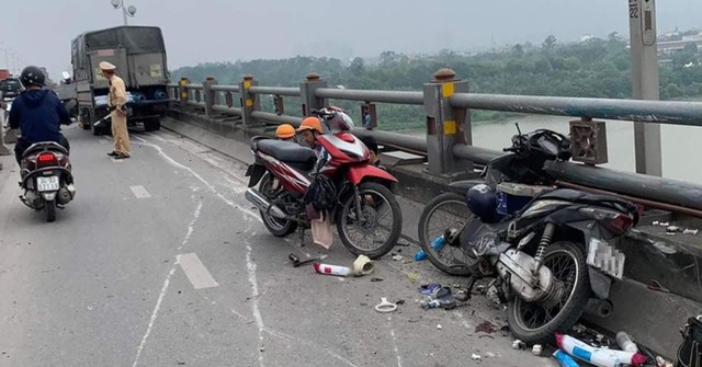 Xe tải mất lái trên cầu Thanh Trì, 2 người bị thương - Ảnh 1.
