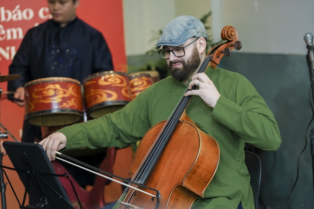 Nghệ sĩ cello người Mỹ trình diễn dân ca Việt Nam trong đêm nhạc 'Về Kinh Bắc' - Ảnh 2.