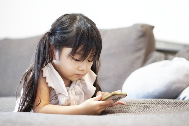 Nghiên cứu Đại học Harvard: Trẻ dùng điện thoại và không dùng điện thoại có sự khác biệt lớn ở 5 điểm, nghe xong cha mẹ cũng phải rùng mình- Ảnh 1.