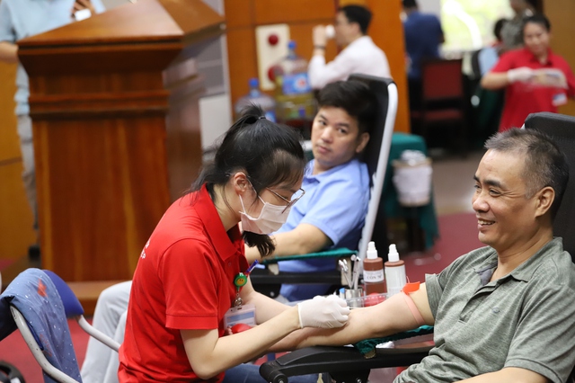 Bộ Y tế: Hàng trăm cán bộ ngành Y hiến máu cứu người hưởng ứng ‘Lễ hội Xuân hồng’ năm 2024- Ảnh 15.