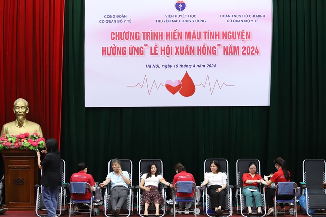 Bộ Y tế: Hàng trăm cán bộ ngành Y hiến máu cứu người hưởng ứng ‘Lễ hội Xuân hồng’ năm 2024- Ảnh 1.