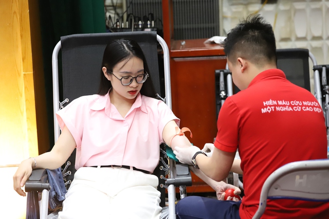 Bộ Y tế: Hàng trăm cán bộ ngành Y hiến máu cứu người hưởng ứng ‘Lễ hội Xuân hồng’ năm 2024- Ảnh 9.