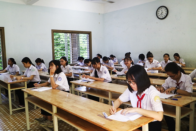 Hôm nay (19/4), học sinh Hà Nội nộp phiếu đăng ký dự tuyển vào lớp 10- Ảnh 2.