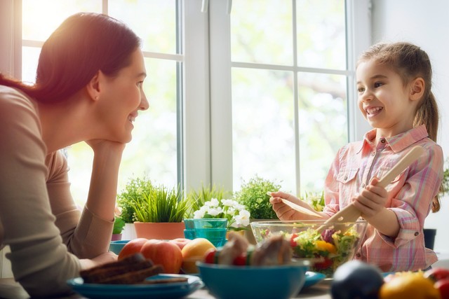 8 cách nói chuyện giúp cha mẹ dễ dàng khiến trẻ chịu lắng nghe- Ảnh 2.