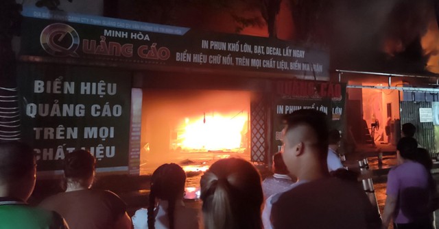 Cháy dữ dội tại xưởng in biển quảng cáo ở Hà Nội - Ảnh 1.