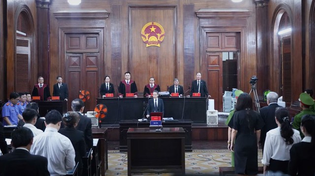 Bị cáo buộc chiếm đoạt hơn 1 nghìn tỷ đồng, ông Trần Quí Thanh cùng hai con gái hầu tòa- Ảnh 1.