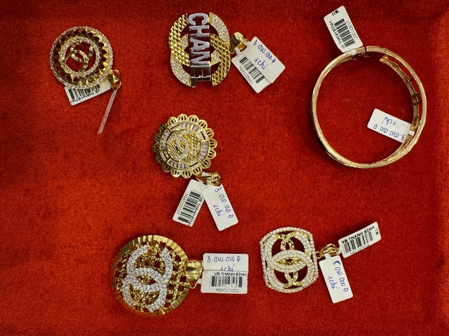 Phát hiện nhiều sản phẩm trang sức giống vàng giả mạo các nhãn hiệu nổi tiếng- Ảnh 2.