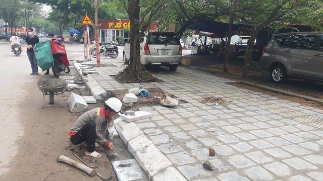 Vỉa hè ở Hà Nội vừa lát đá mới đã bị chiếm dụng làm nơi đỗ ô tô- Ảnh 14.