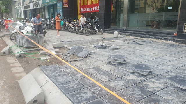 Vỉa hè ở Hà Nội vừa lát đá mới đã bị chiếm dụng làm nơi đỗ ô tô- Ảnh 6.