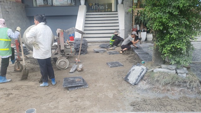 Vỉa hè ở Hà Nội vừa lát đá mới đã bị chiếm dụng làm nơi đỗ ô tô- Ảnh 5.