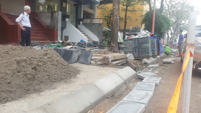 Vỉa hè ở Hà Nội vừa lát đá mới đã bị chiếm dụng làm nơi đỗ ô tô- Ảnh 8.