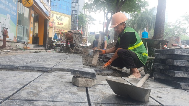 Vỉa hè ở Hà Nội vừa lát đá mới đã bị chiếm dụng làm nơi đỗ ô tô- Ảnh 7.