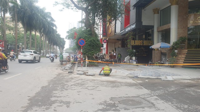 Vỉa hè ở Hà Nội vừa lát đá mới đã bị chiếm dụng làm nơi đỗ ô tô- Ảnh 1.
