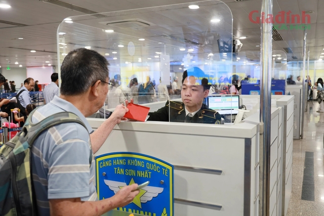 'Cháy' vé máy bay dịp nghỉ lễ, sân bay Tân Sơn Nhất dự kiến lượng khách qua cảng thấp  - Ảnh 3.