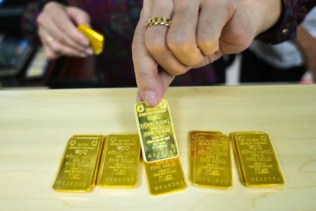 Giá vàng hôm nay 27/4: Vàng SJC vượt 85 triệu, vàng nhẫn Bảo Tín Minh Châu, PNJ, Doji đua nhau tăng giá - Ảnh 2.