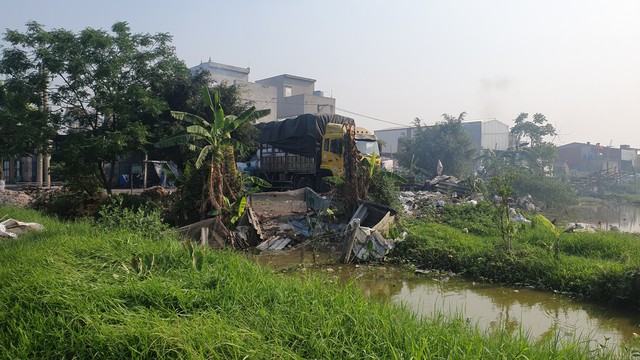 Nam Định: Sông, kênh mương xung quanh làng nghề tái chế nhôm đặc quánh, bốc mùi- Ảnh 1.