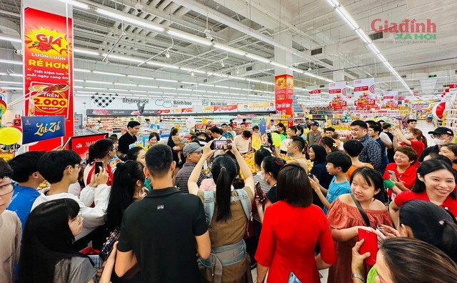 Hàng nghìn mặt hàng giảm giá đến 50%, người Hà Nội tranh thủ nghỉ lễ, ùn ùn đến siêu thị mua sắm- Ảnh 3.
