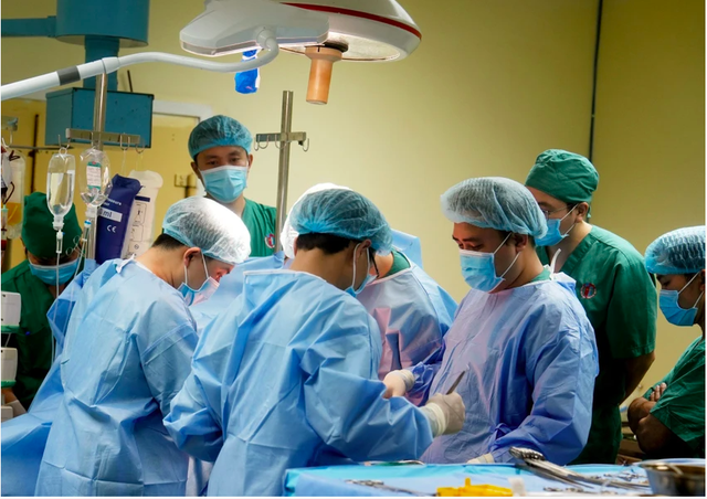 Lần đầu tiên tại bệnh viện tuyến tỉnh: Gần 120 y bác sĩ lấy đa tạng từ người hiến chết não trong đêm - Ảnh 1.