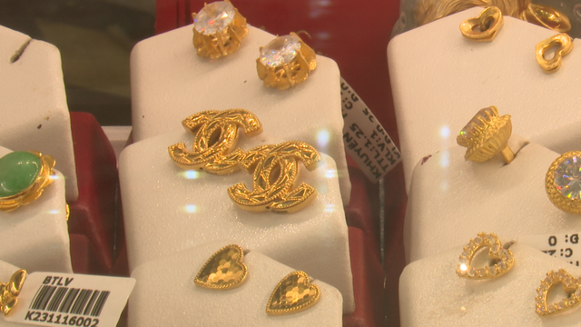 3 cửa hàng vàng bạc ở Hà Nội bày bán công khai hàng ngàn sản phẩm nữ trang có dấu hiệu giả thương hiệu- Ảnh 5.