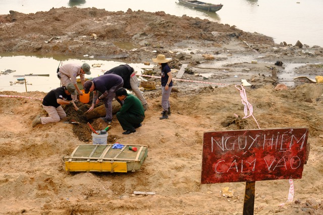 Phát hiện quả bom gần 230kg, có bán kính sát thương khoảng 1km nằm sát bãi biển Nhật Lệ- Ảnh 1.