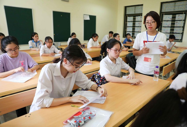 Hơn 100.000 học sinh lớp 12 Hà Nội thi thử tốt nghiệp THPT 2024 - Ảnh 2.