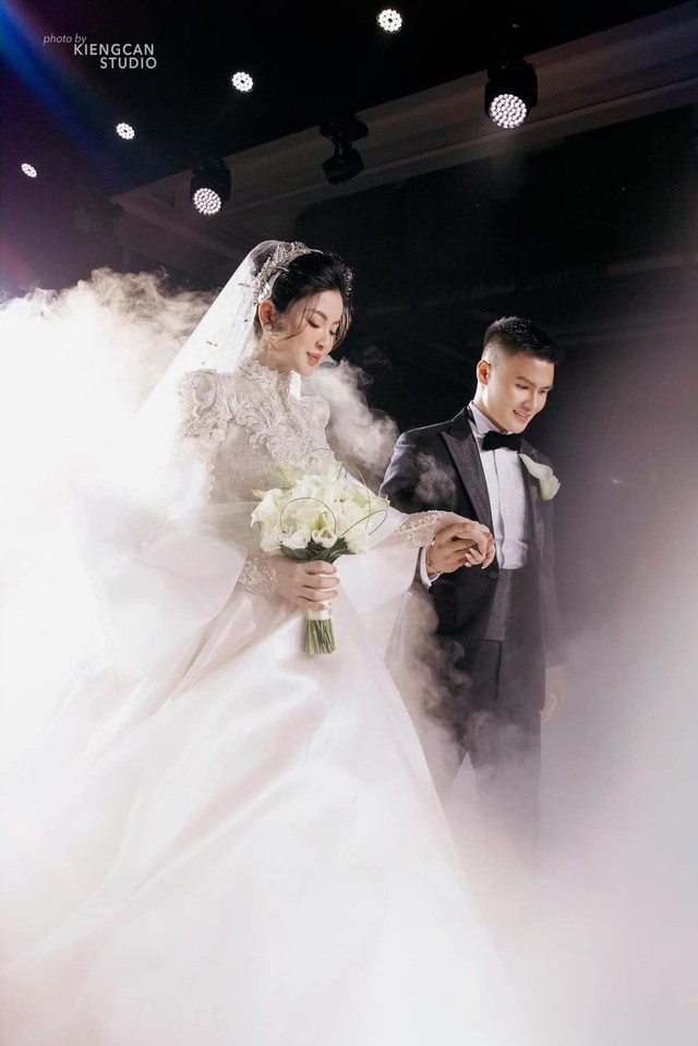 Sau bó hoa cưới 'độc nhất vô nhị', 3 bộ váy cưới của Chu Thanh Huyền cũng lộ chi tiết đặc biệt - Ảnh 6.