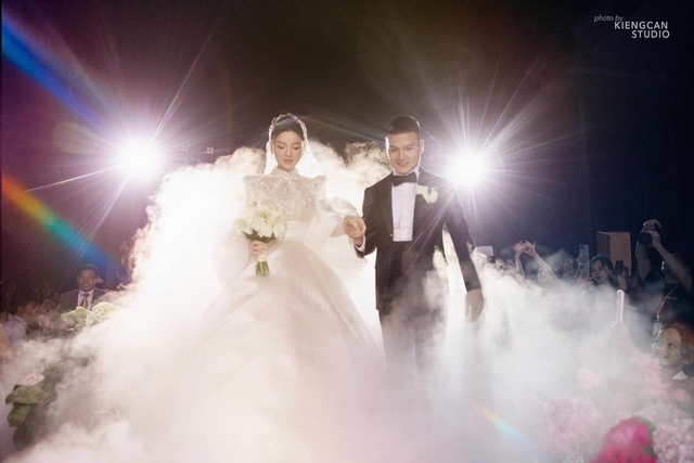 Sau bó hoa cưới 'độc nhất vô nhị', 3 bộ váy cưới của Chu Thanh Huyền cũng lộ chi tiết đặc biệt - Ảnh 7.