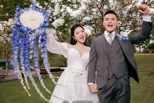Sau bó hoa cưới 'độc nhất vô nhị', 3 bộ váy cưới của Chu Thanh Huyền cũng lộ chi tiết đặc biệt - Ảnh 3.