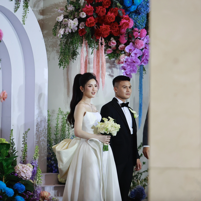 Sau bó hoa cưới 'độc nhất vô nhị', 3 bộ váy cưới của Chu Thanh Huyền cũng lộ chi tiết đặc biệt - Ảnh 5.