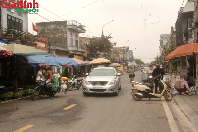 Chủ tịch thị trấn Ninh Giang lên tiếng sự việc chợ bỏ hoang, dân tràn ra lòng đường bán hàng- Ảnh 5.