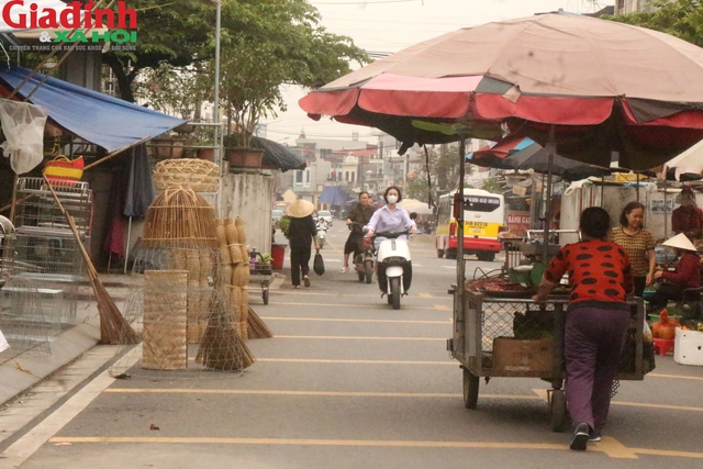 Chủ tịch thị trấn Ninh Giang lên tiếng sự việc chợ bỏ hoang, dân tràn ra lòng đường bán hàng- Ảnh 6.