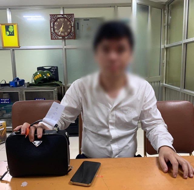 Nam hành khách bỏ quên ví hàng hiệu chứa trăm triệu ở sân bay Nội Bài - Ảnh 1.