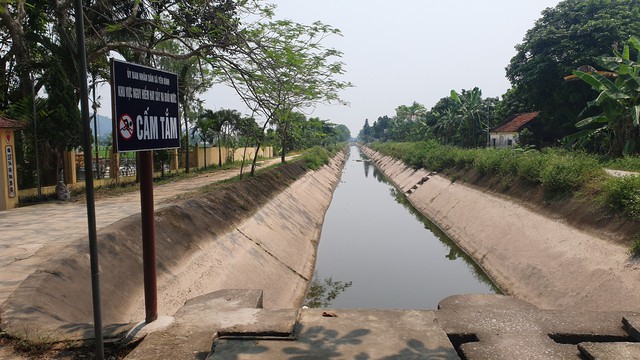 Nam Định: Sau phản ánh của Gia đình và Xã hội, UBND xã Yên Bình đã cắm biển cấm tắm - Ảnh 1.