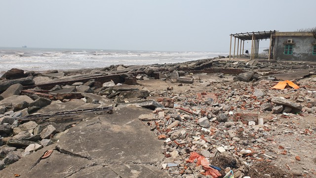 Kè biển ở Nam Định bị sạt lở, biển Thịnh Long gần như 'tê liệt'- Ảnh 15.