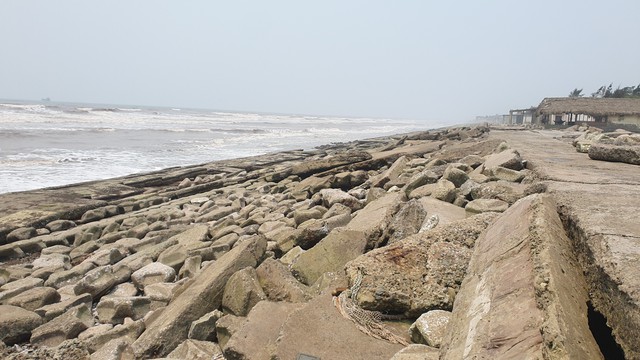 Kè biển ở Nam Định bị sạt lở, biển Thịnh Long gần như 'tê liệt'- Ảnh 2.