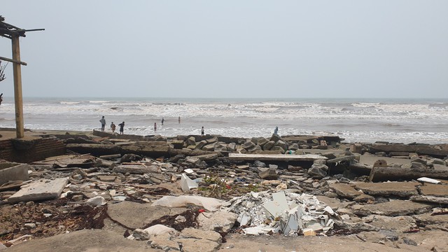 Kè biển ở Nam Định bị sạt lở, biển Thịnh Long gần như 'tê liệt'- Ảnh 17.