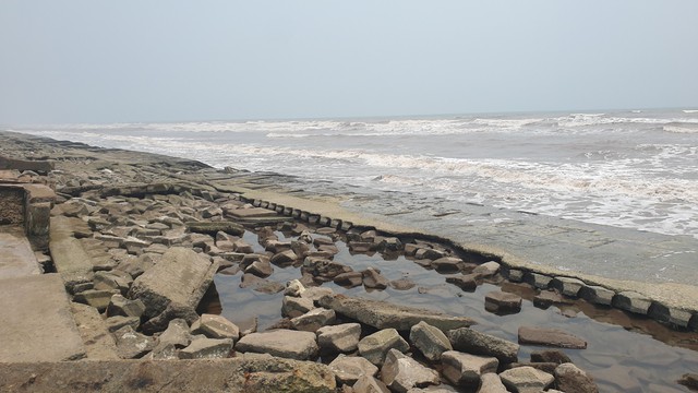 Kè biển ở Nam Định bị sạt lở, biển Thịnh Long gần như 'tê liệt'- Ảnh 13.